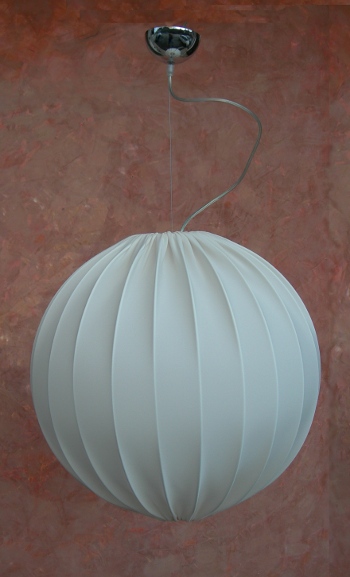 IL LAMPADARIO SFERA E' REALIZZATO IN STOFFA PONGE'AVORIO SOSPESO CON CAVETTO IN ACCIAIO. PARALUME:AVORIO,BIANCO BORDEAUX....PERSONALIZZATO.<br><br>SOSPENSIONE:CROMO,ORO.