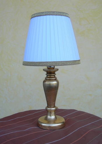 LAMPADA LEGNO ORO FOGLIA LISCIA CON PARALUME PLISSETTATO. Paralume:avorio,giallo oro,bordeaux,pergamena,personalizzato.<br>Base:oro foglia.