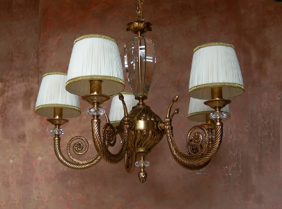 IL LAMPADARIO CORNEUS  CON CRISTALLI E' REALLIZZATO IN OTTONE ORO FRANCESE CON PARALUMI ARRICCIATI AVORIO RIFINITI CON PASSAMANERIA DORATA. LAMPADARIO:ORO LUCIDO,ORO FRANCESE,ORO ANTICO.<br><br>PARALUMI:BIANCO,AVORIO,BORDEAUX,.......PERSONALIZZATI.<br>