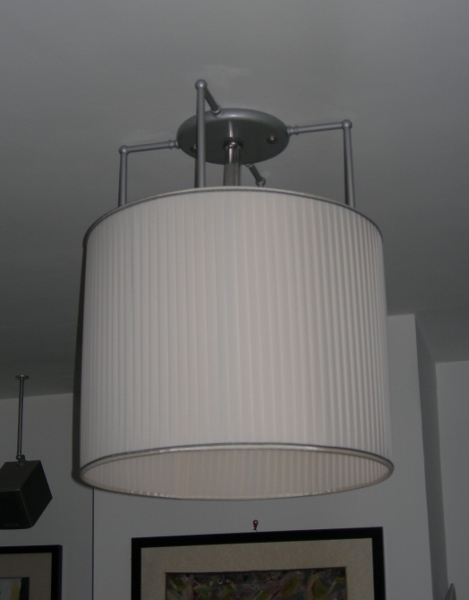 IL LAMPADARIO CYLINDRUS E'REALIZZATO IN TESSUTO PLISSETTATO CON RIFINITURA ARGENTO SCURA. AVORIO,BIANCO,BORDEAUX...PERSONALIZZATO.