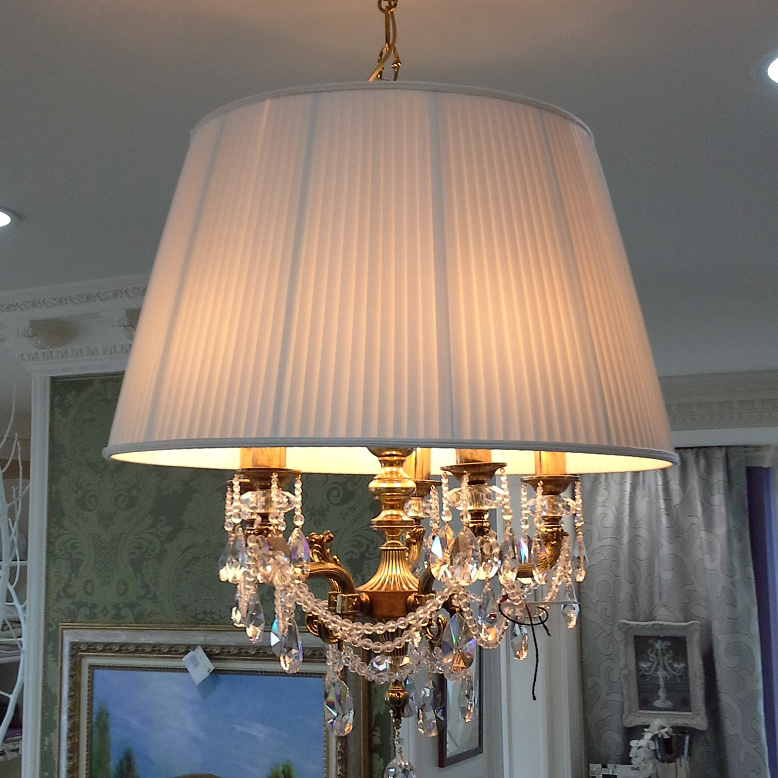 LAMPADARIO ENEA CON CRISTALLI REALIZZATO IN OTTONE ORO FRANCESE CON PARALUME PLISSETTATO. PARALUME: BIANCO CERAMICA, AVORIO,GIALLO ORO....PERSONALIZZATO.