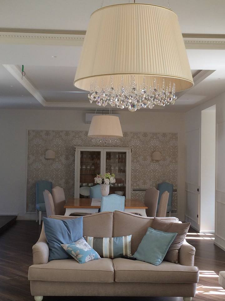 LAMPADARIO CON CRISTALLI E'REALIZZATO IN PONGE' PLISSETTATO. PONGE BIANCO,AVORIO,GIALLO ORO....PERSONALIZZATO.