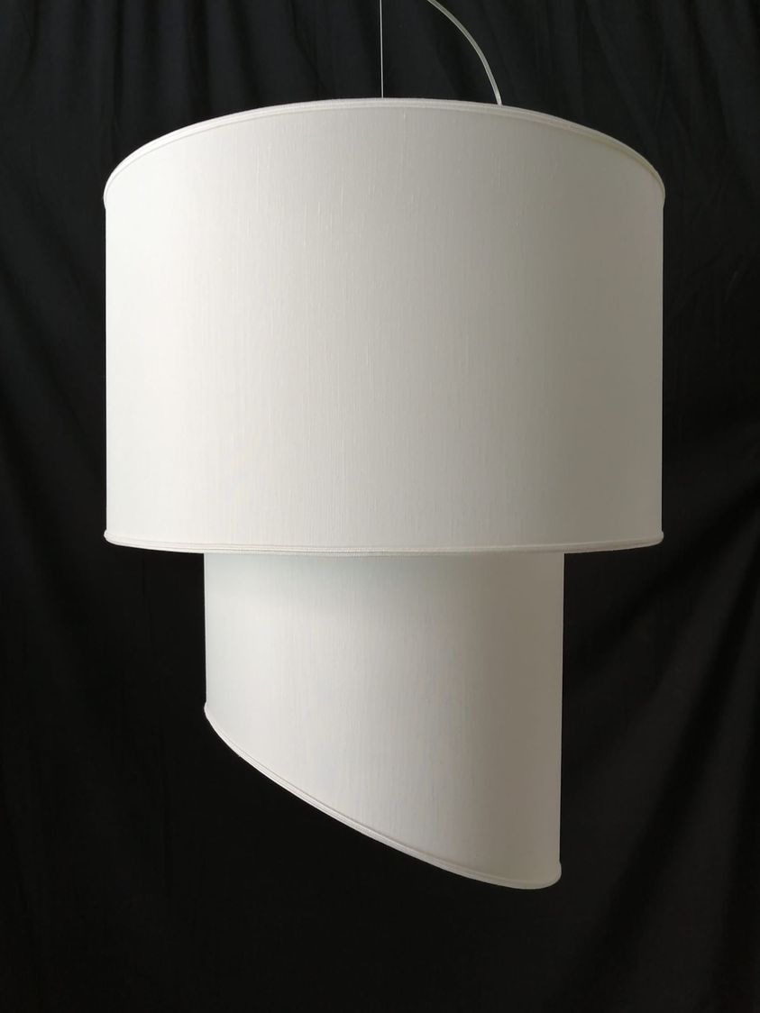 LAMPADARIO CILINDRUS 2 E'REALIZZATO IN SHUNTUNG ADERITO SU PVC IGNIFUGO. SHUNTUNG BIANCO,AVORIO,GIALLO ORO....PERSONALIZZATO.